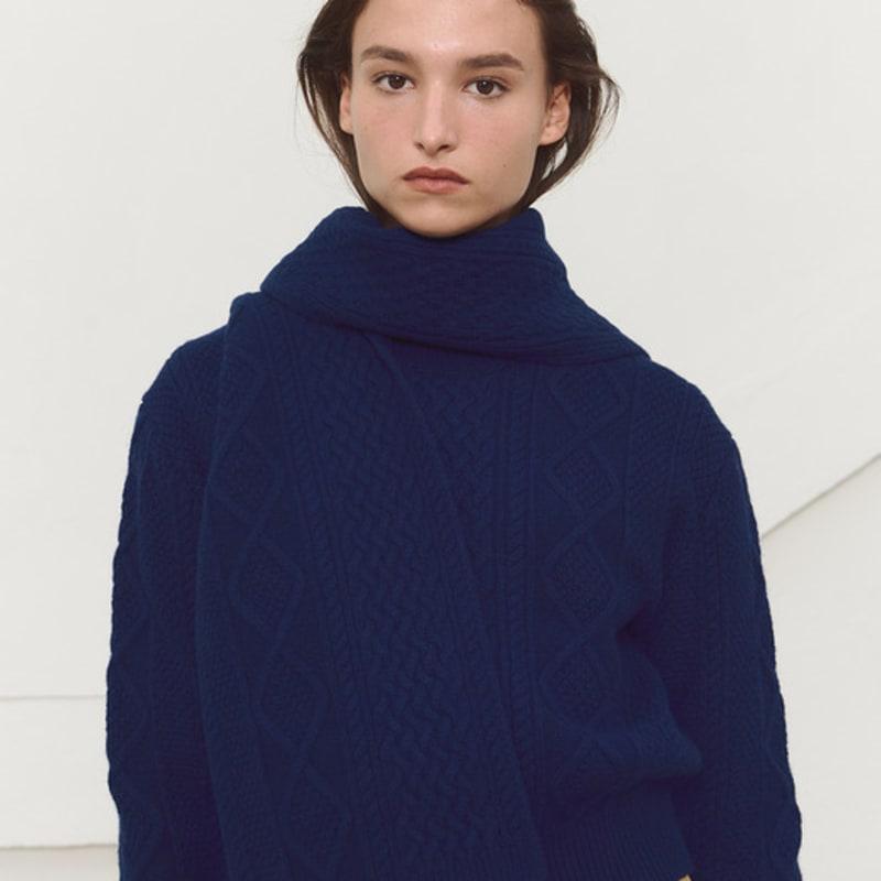 MOON J HOODED CABLE-KNIT MERINO SCARF - NAVY