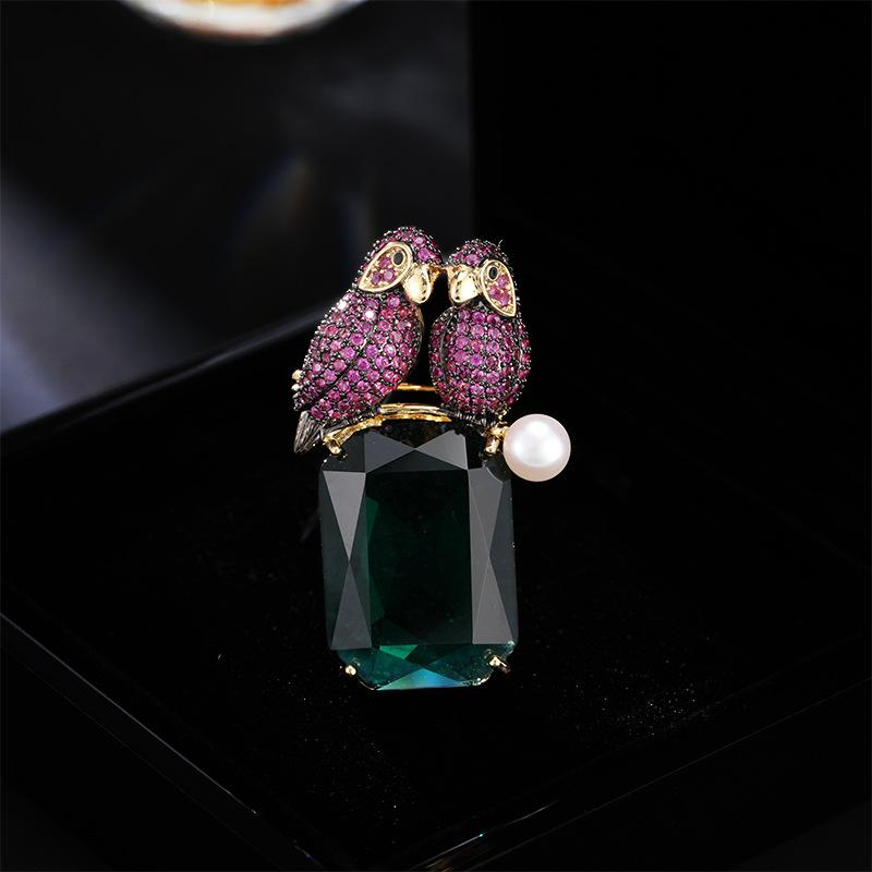 

Роскошная изысканная хрустальная креативная брошь в виде птицы любви, высококачественный нишевый дизайн, корсаж, костюм, пальто, универсальная булавка