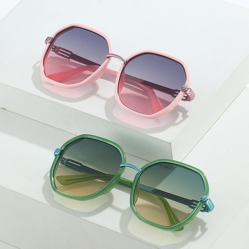 New ins street photography outdoor fashion trend styling sunglasses, versatile UV-proof sunglasses
