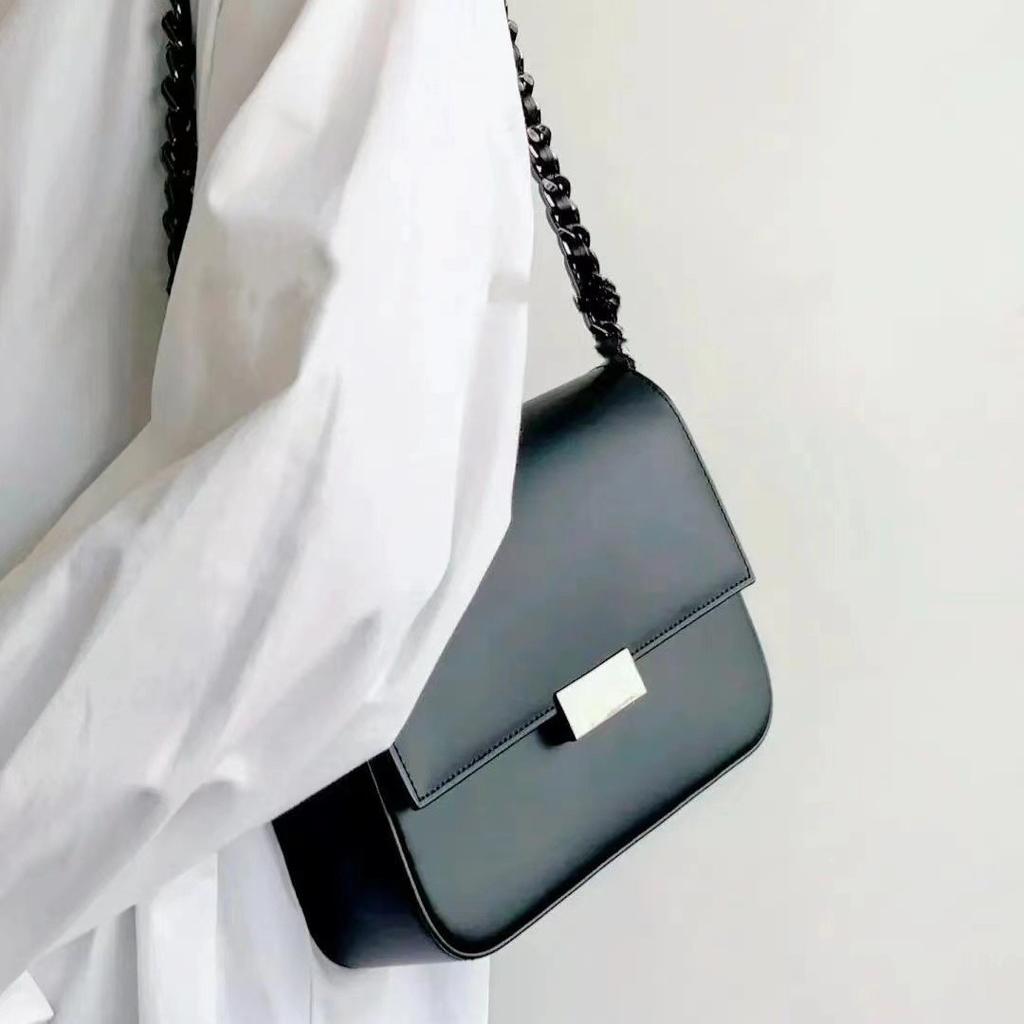 2024 neue kleine quadratische Tasche ist dieses Jahr beliebt, hochwertige Textur Französische Nischen-Kettentasche, Umhänge-Messenger-Tasche für Pendler.