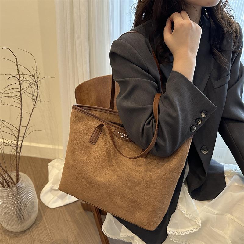 2025 new fashion trend casual large-capacity bag autumn and winter foreign niche design women's shoulder tote bag