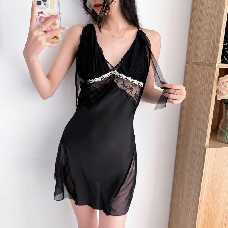 

2025 Атласная ночная сорочка на бретелях с V-образным вырезом и кружевной отделкой, с вкладышами для груди M чёрный