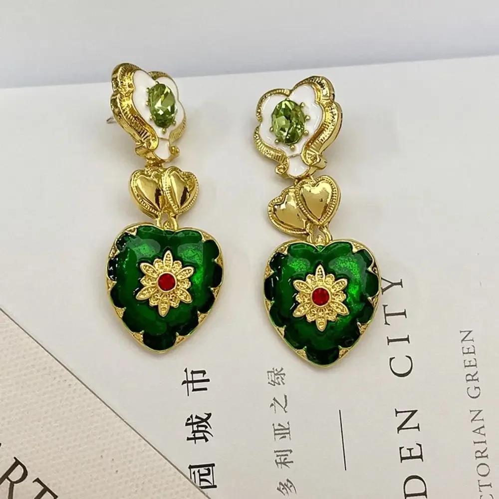 Retro Colorful Artistic Carved Jewelry Colorful Relief Medieval Flower Heart Necklace Palace Style Carving