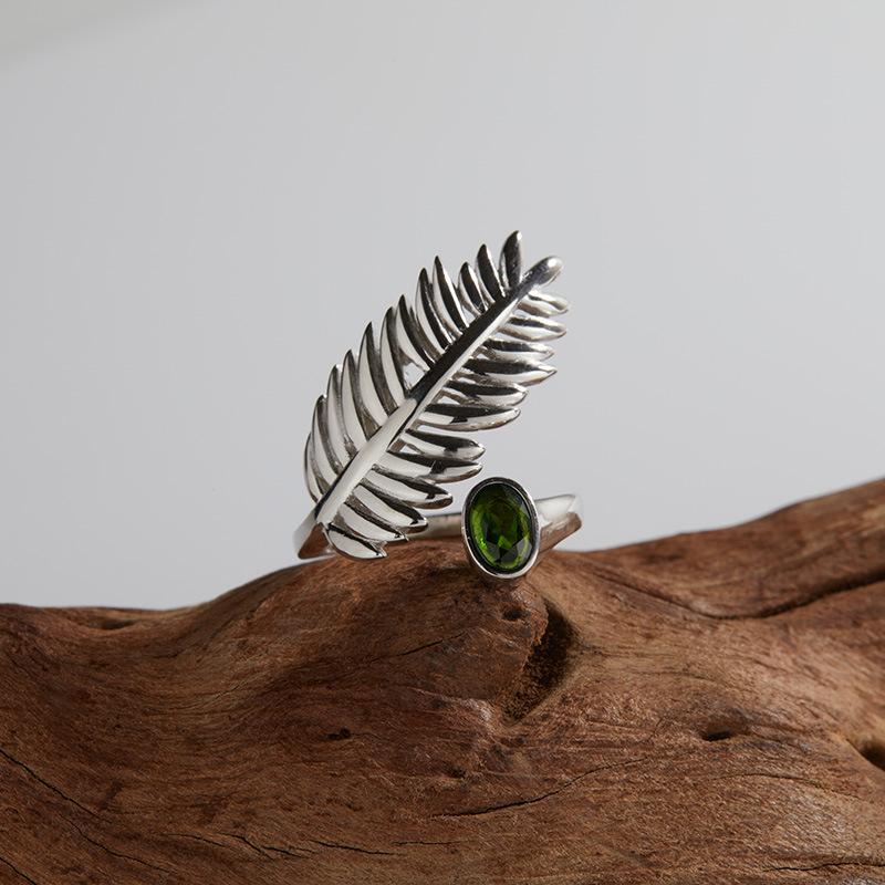 Personalized Feather Design S925 Sterling Silver Inlaid With Natural Diopside Garnet Colored Treasure Stud Earrings Fashionable Versatile Earrings