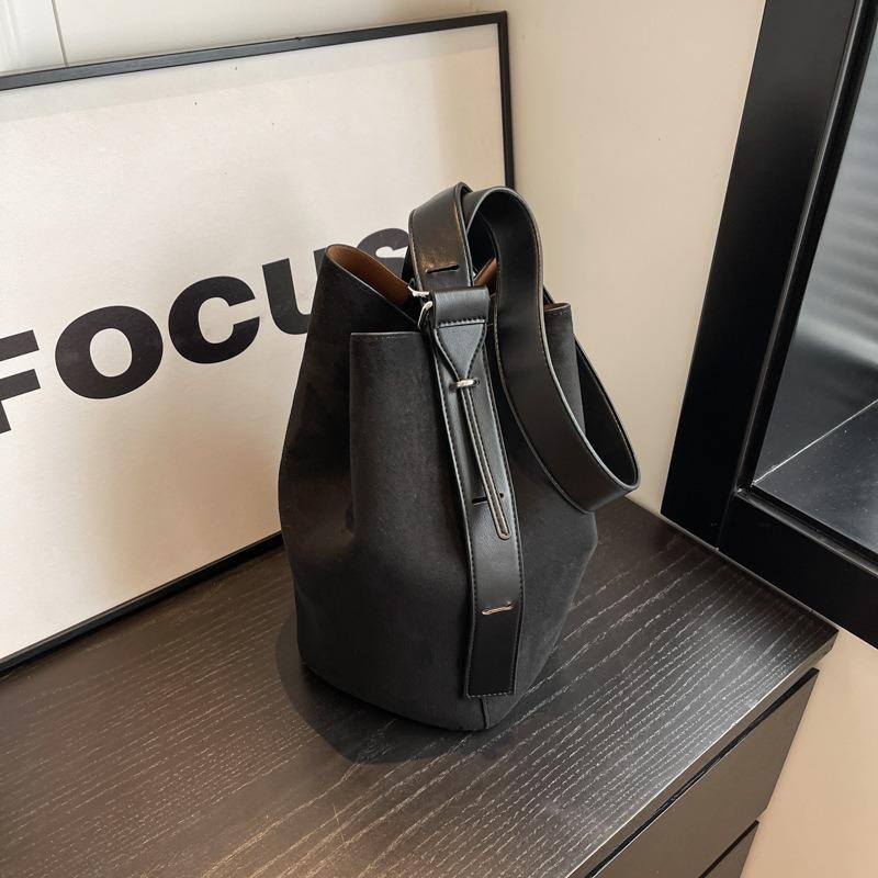 Autumn and Winter Fashion Niche Single Shoulder Matte with New Messenger Bag Design Large Capacity Bucket Bag Feeling