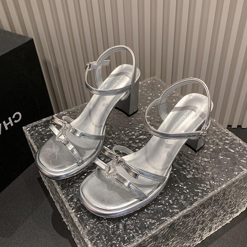 

Версия из мягкой кожи~ серебристый стразовый бант толстый каблук босоножки с открытым носком женские летние новые босоножки на высоком каблуке с одной перемычкой 40 серебряный