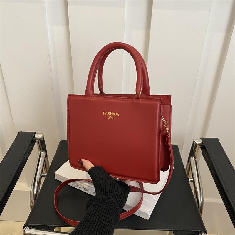 

This year, the popular retro bag women s 2025 new autumn and winter popular messenger bag design sense portable work small square bag червоний