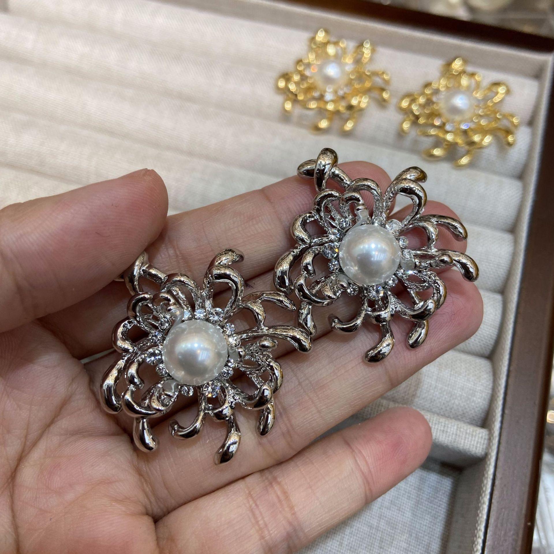 

Fashion Light Luxury Metal Fireworks Ear Hole Earrings High Sense Retro Vintage Earrings