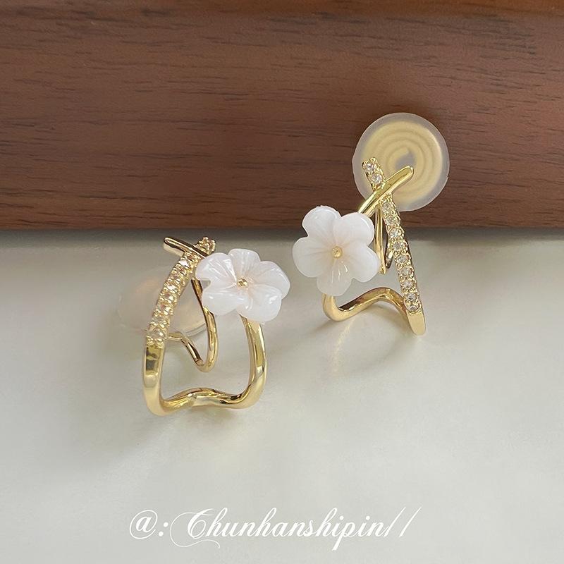 

Delicate little white flower ear clips, advanced sense without ear piercings, female sweet mosquito coil disc earrings, temperament wind stud earrings