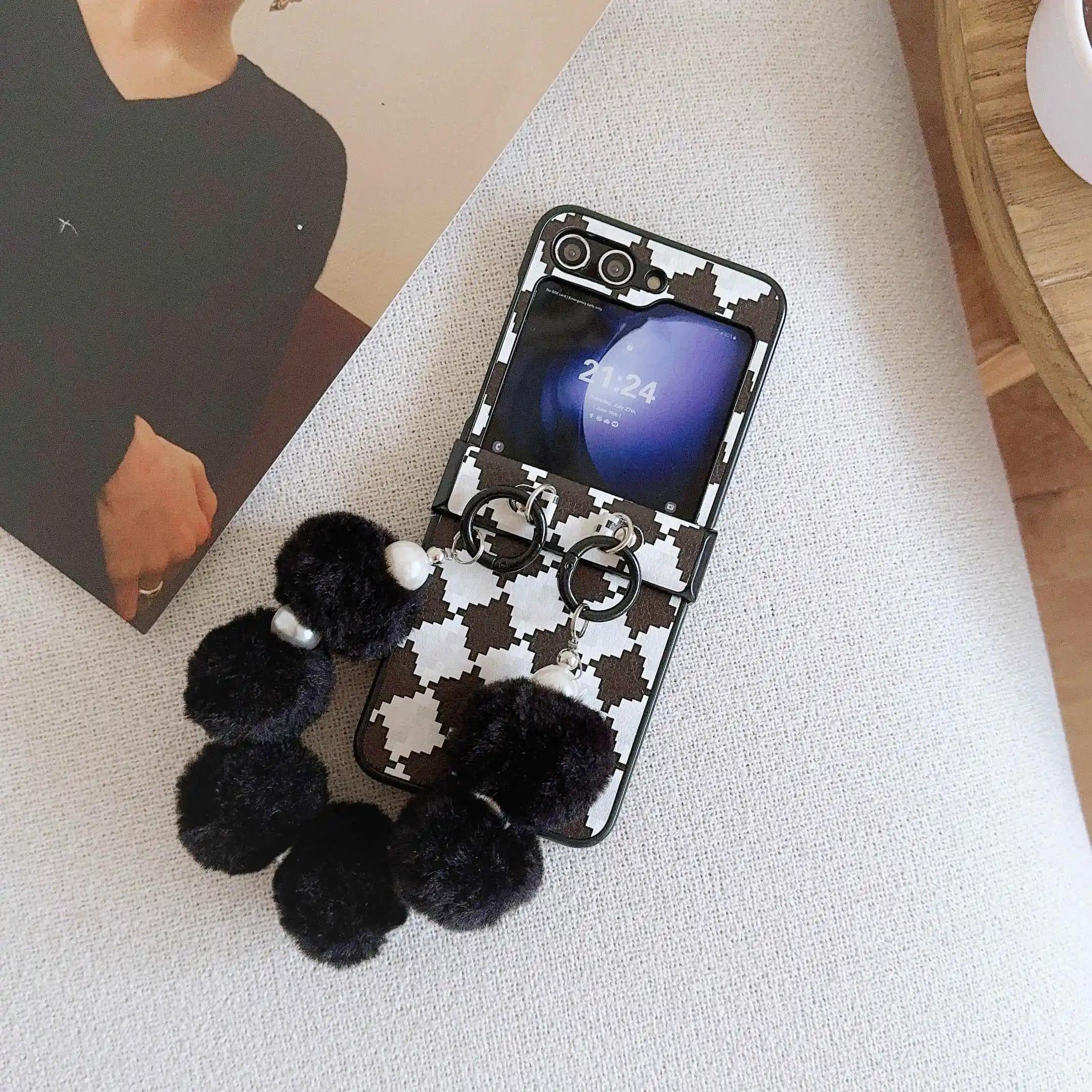 

Ремешок на запястье Милые помпоны PU кожа Чехол для телефона для Samsung Galaxy Z Flip 6 5 4 3 5G Защита шарнира Противоударный чехол For Samsung Galaxy Z Flip 3