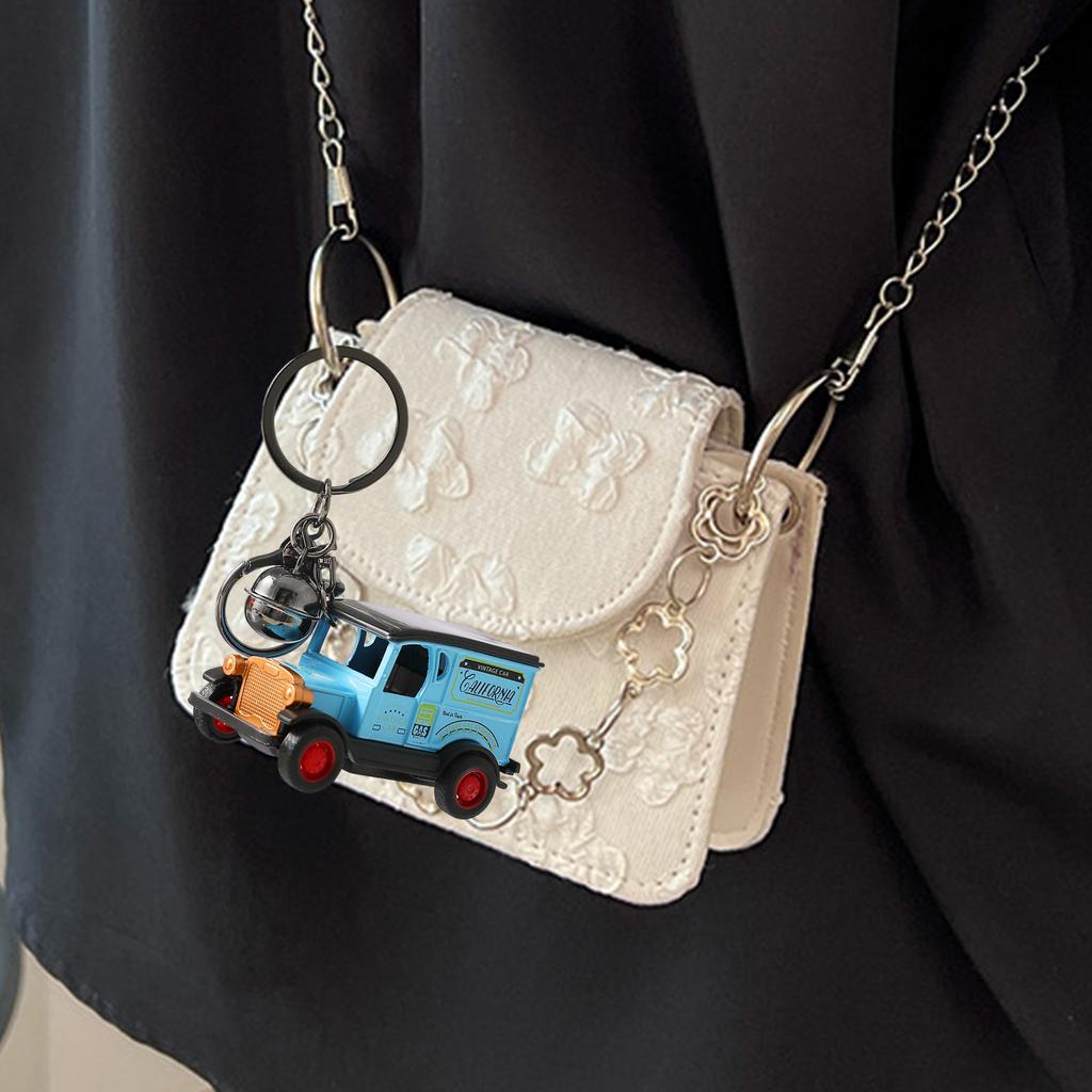 Vintage Car Inspired Keychain Accessory For Men And Women Perfect For Auto Enthusiasts And Fashionable Bag Decoration