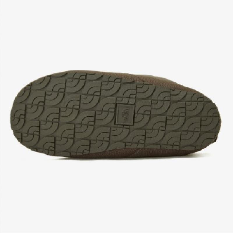 The North Face Ns93p52c מול Nuptse