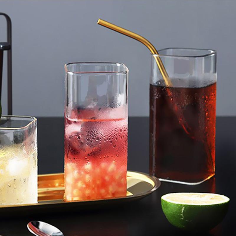 Cană pătrată din sticlă transparentă cu băutură rece, cu gheață, apă, lapte, ceai, ceai de băut, pahar de vin, ceașcă de cafea, restaurant, bar acasă
