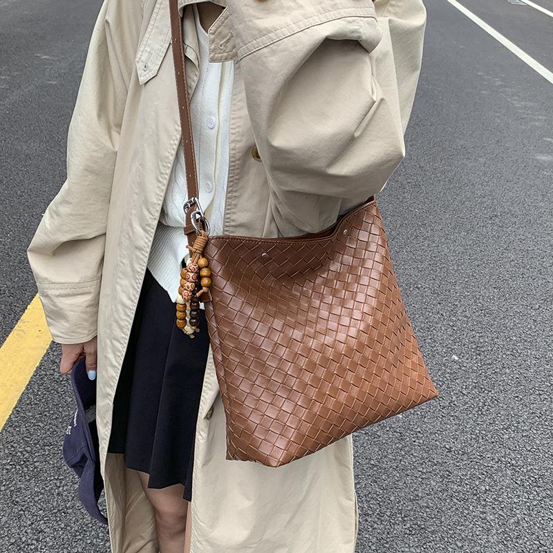 Large-capacity cross-body braided bucket bag for women 2025 pre-autumn new high-end commuter underarm bag tote bag