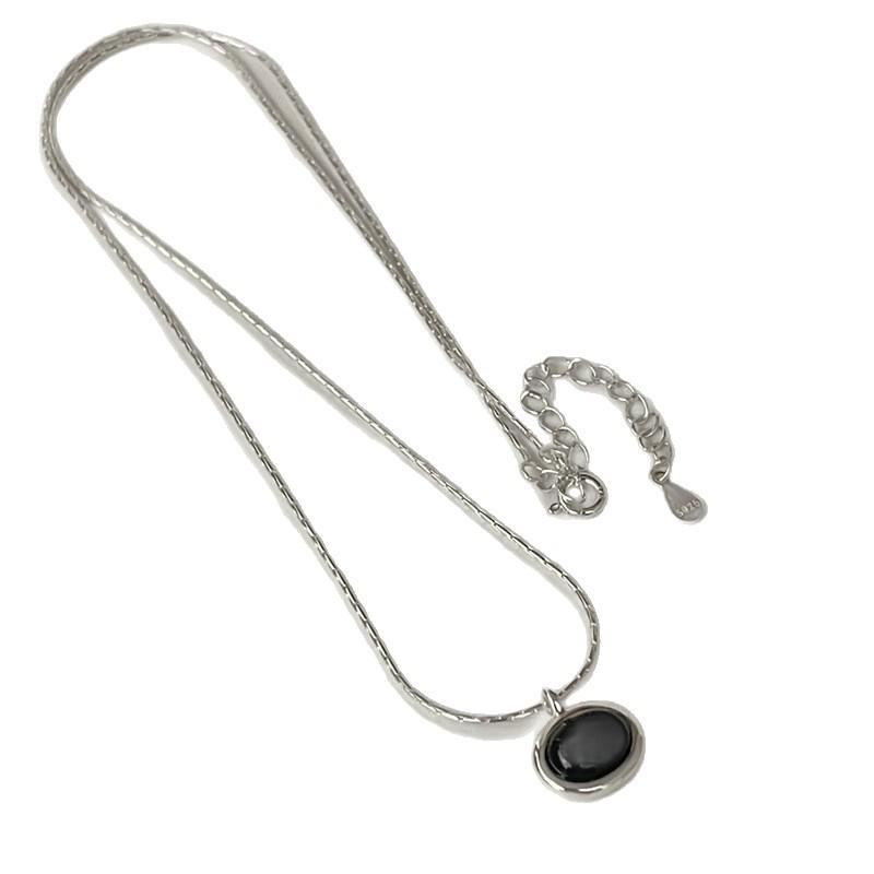 Su Chuang S925 Sterling Silver Oval Black Agate Women's Necklace - Chic Clavicle Chain with Versatile Cool Ins Style Design.