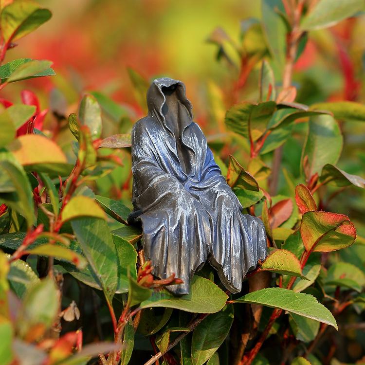 Mystical Gothic Garden Resin Figurines: Halloween Home Decor