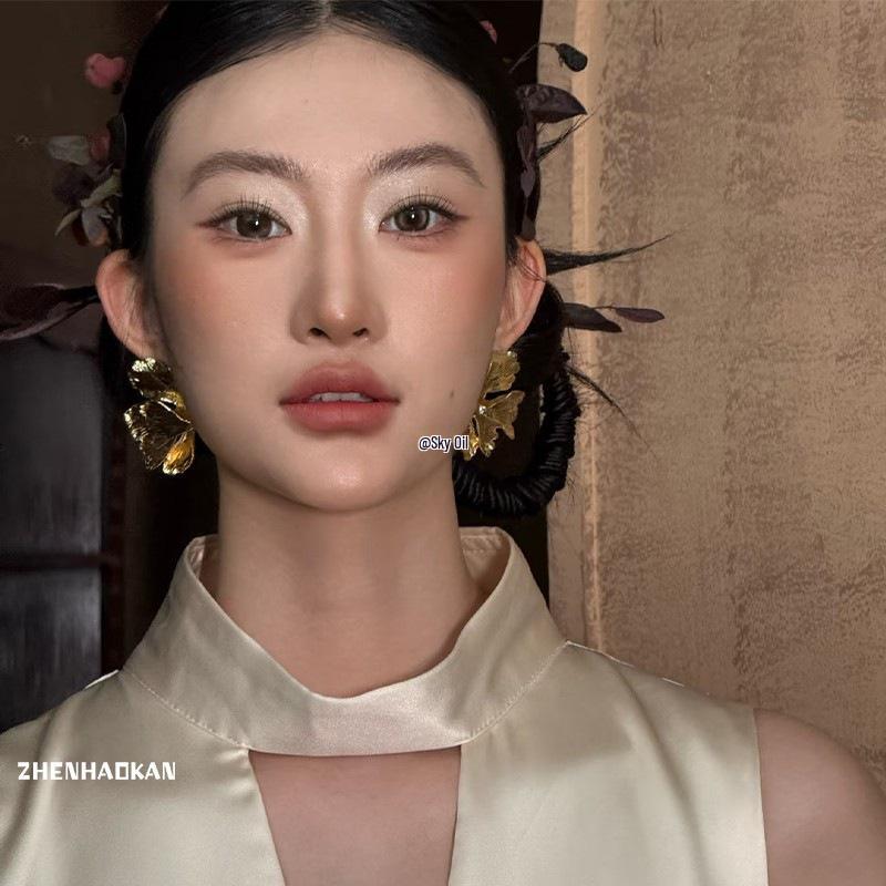 

Elegant Retro Ginkgo Leaf Earrings - Luxurious Chinese-Inspired Accessories for Brides and Evening Wear Golden Earrings