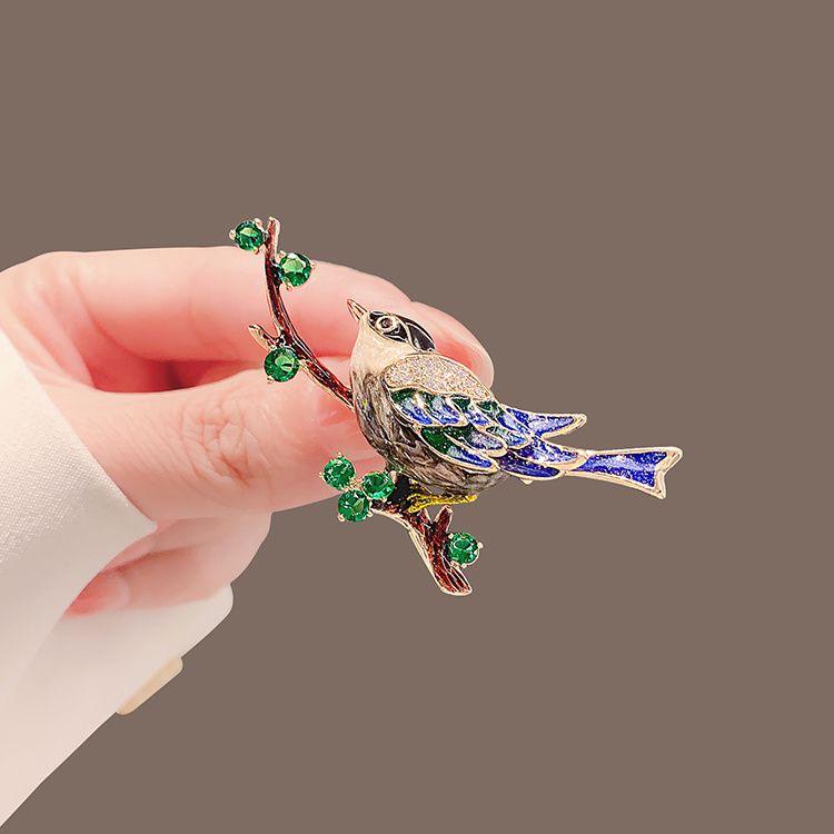 High-End Enamel Magpie Brooch: Elegant Chinese Style Bird Pin Accessory