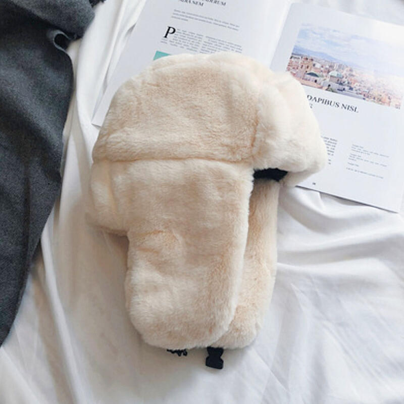 

Насичена каштанова шапка з вушанками (Слонової кістки)