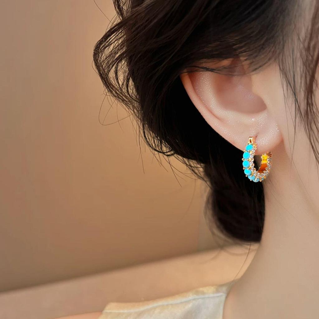 Blue Turquoise Diamond Round Ear Cuff: Elegant, Simple Design with High-End Feel - Versatile, Exquisite Jewelry.
