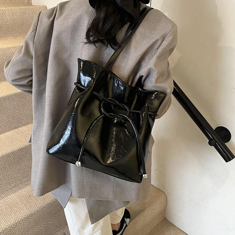 Premium Bag Women's New Niche Fashion Portable Shoulder Underarm Bag Simple Work Commuter Bag