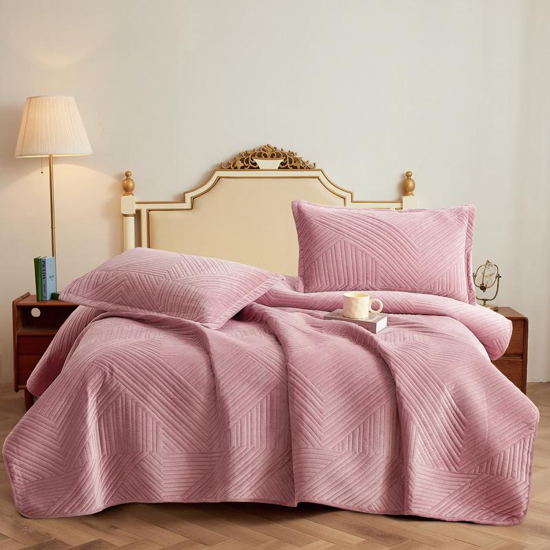 Luxury Velvet Quilt and Bedspread Set: Three-Piece High-End European Style with Multifunctional Bed Sheet and Blanket