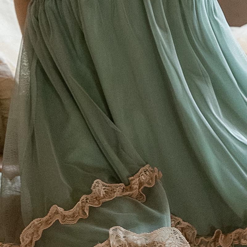 Elegantes Nachthemd aus Spitzennetz mit tiefem V-Ausschnitt, Brustpolster und besticktem Übermantel – Hochwertiges Loungewear-Set für Damen