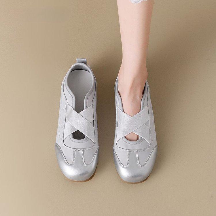 New Chinese ballet style little white shoes women 2025 popular new popular streamer style ins trendy cool versatile single shoes