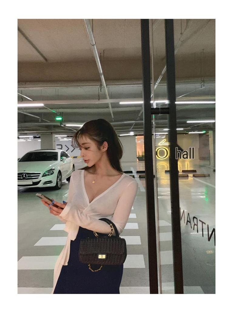 In Stock: Women's Sexy Low-Cut Lace-Up Waist-Cinching Long-Sleeve T-Shirt for Summer - Korean Dongdaemun Style