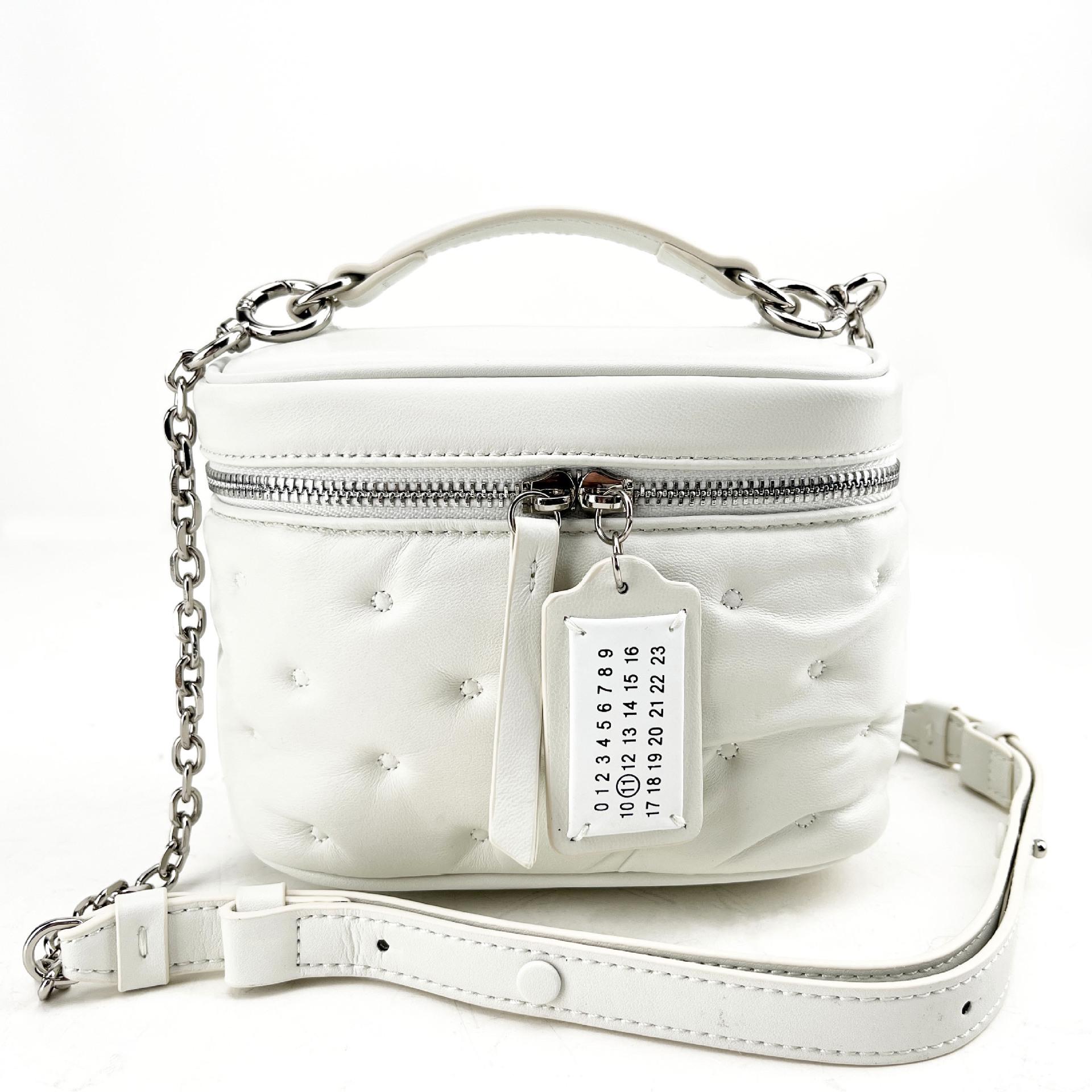 

Повседневная сумка с тиснением осень/зима 2025 г.: Модный стиль цепочки-мессенджера и косметички 17x12.5x10 cm белый