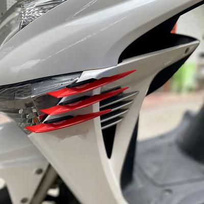 2 ks Motocyklové křidélko Aerodynamický spoiler Křídlo s lepicí nálepkou s dekorací motocyklu Univerzální nálepka na motocyklový skútr
