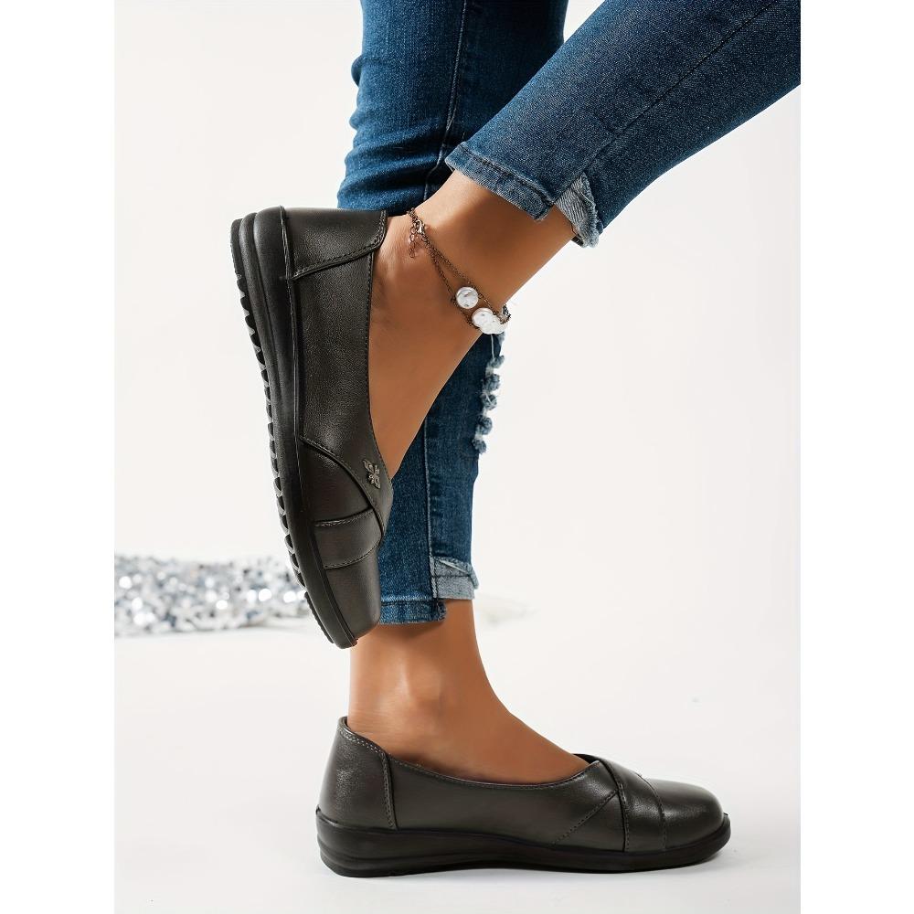 Large Size Popular Minimalist Metal Badge Decoration, Lightweight, Comfortable, Fashionable and Versatile Women's Flat Loafers