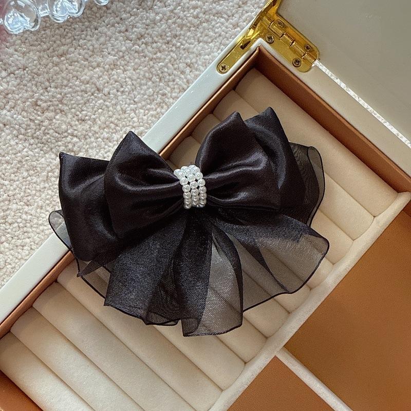 

Топ-заколка из органзы с жемчужными акцентами