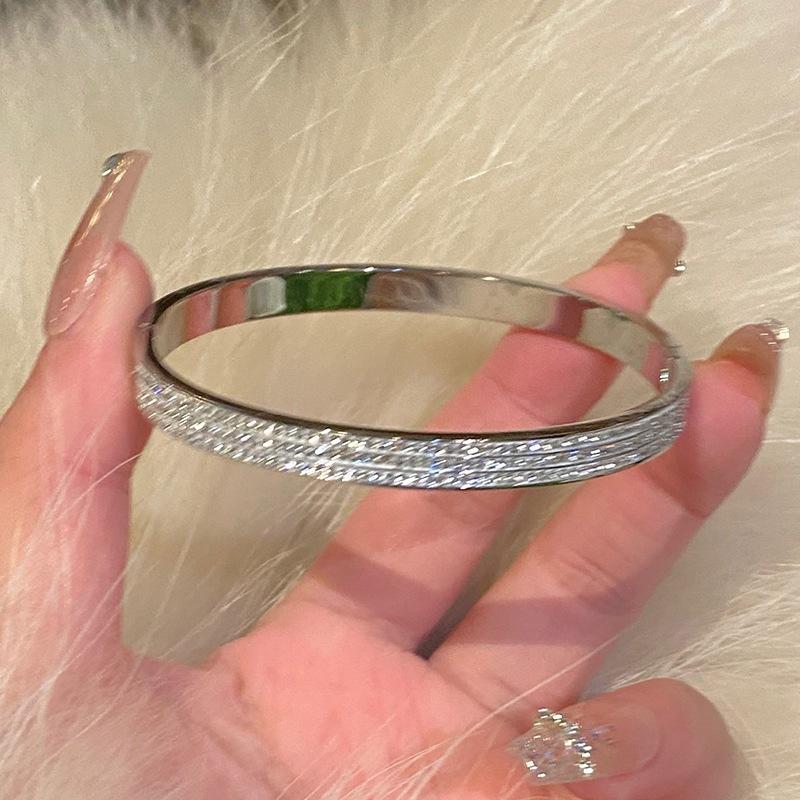 Hot-Selling Titanium Steel Luxury Bracelet Collection: Versatile Design