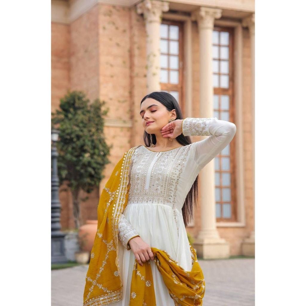 *Uvádíme nový vzhled oblečení na párty Pur Chinon Silk Fancy Anarkali šaty, Dupatta & Bottom Set*