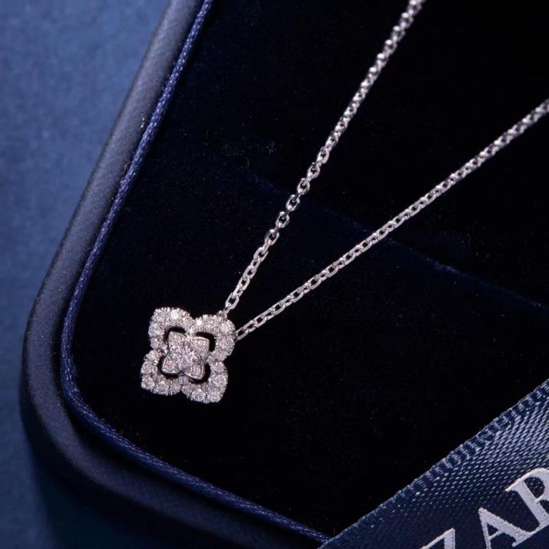 Four-Leaf Clover Necklace for Women: Trendy, Elegant, Versatile Clavicle Chain, Cool Style, and Internet-Favorite.