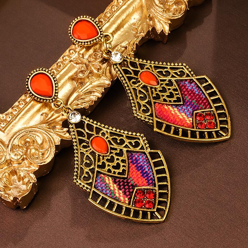 

Модное красочное этническое богемное ожерелье с плетеным шнуром и инкрустированными бриллиантами