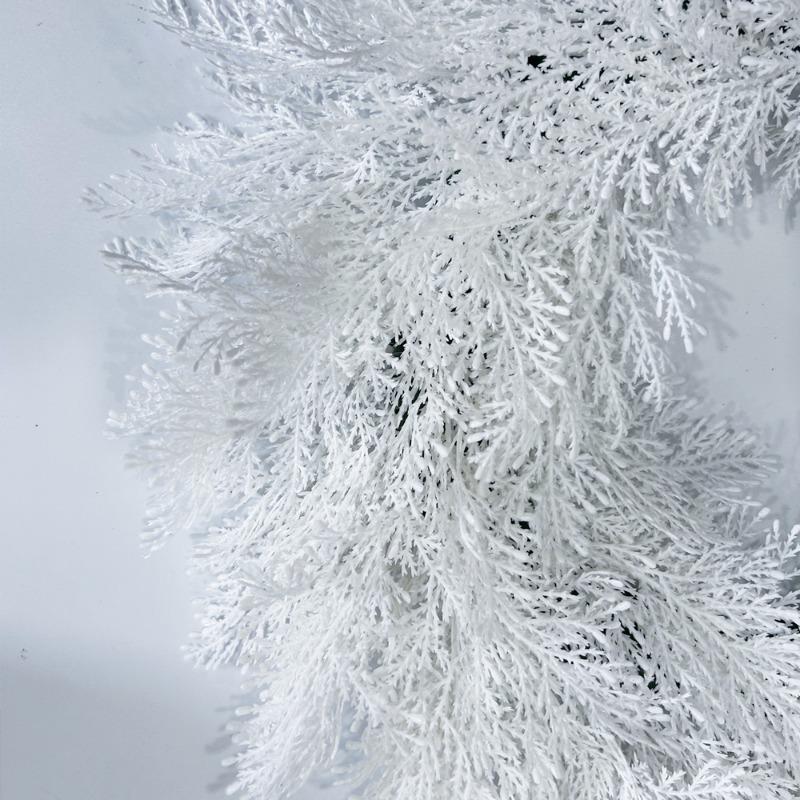 Un pandantiv de brad de Crăciun coroană de frunze de chiparos alb fals pentru decorațiunea de Halloween