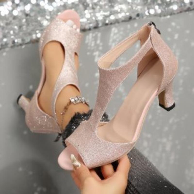 

Простой и модный образ с сумкой на молнии и туфлями с рыбьим ртом. Женский образ с тонкими каблуками и римскими сандалиями. 43 розовый