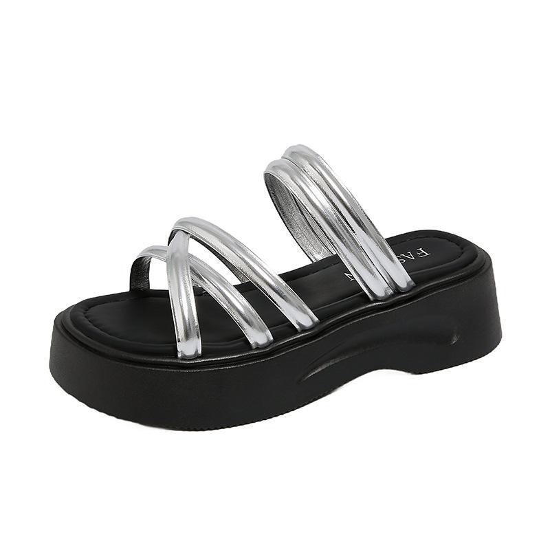 

Silver lazy thick-soled cool slippers, women s summer wear new beach slippers, beautiful with skirts, two sandals 35 срібний