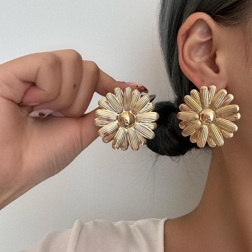 European & American Stylish Irregular Flower Stud Earrings for Women's Elegant Personality