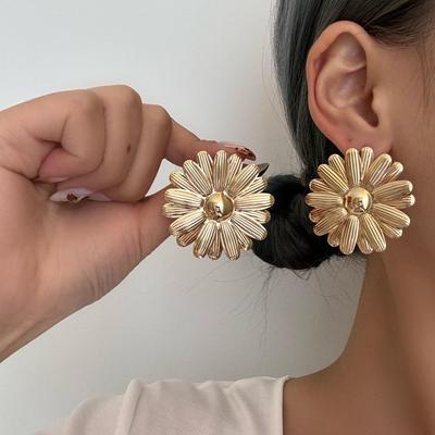 Retro Daisy Earrings: High-End Fashion Exaggerated Studs