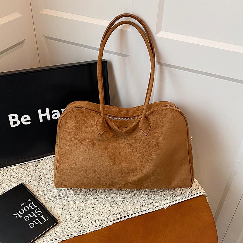 

Women s Short Plush Shoulder Bag Faux Leather Handbag & Tote Vintage Style Large Capacity Laptop Bag with 39.62 Cm Tablet Pocket коричневий