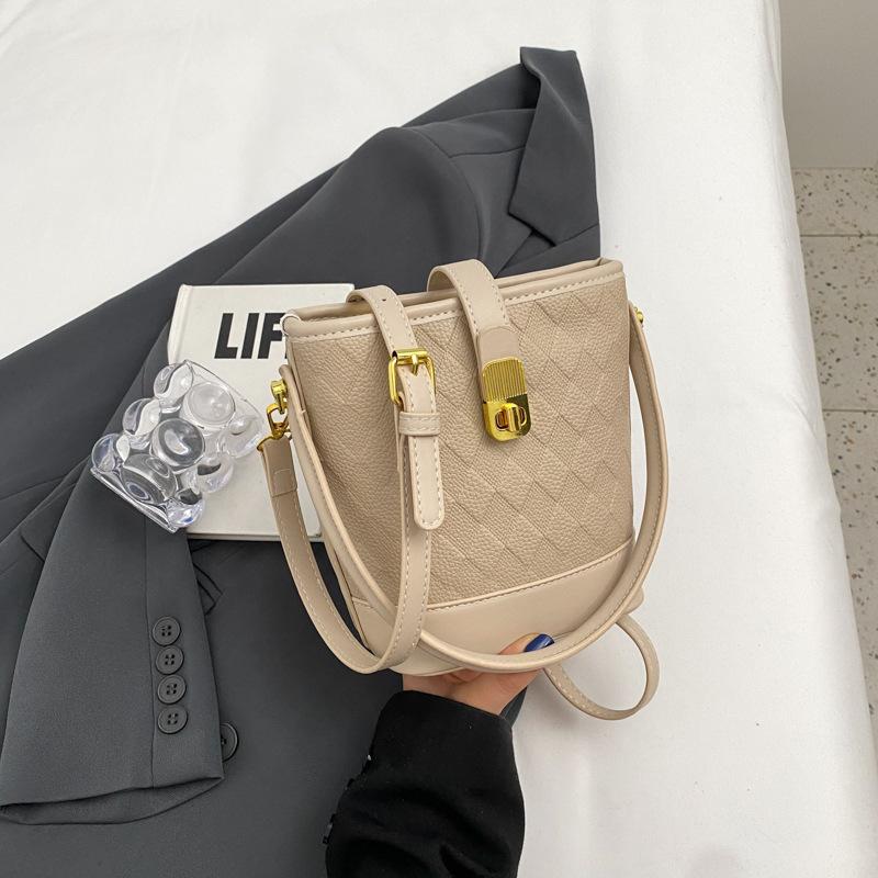 

Продвинутое чувство иностранного стиля маленькая сумка 2025 новая женская сумка популярная популярная универсальная сумка-мессенджер на одно плечо под мышкой сумка-ведро хаки