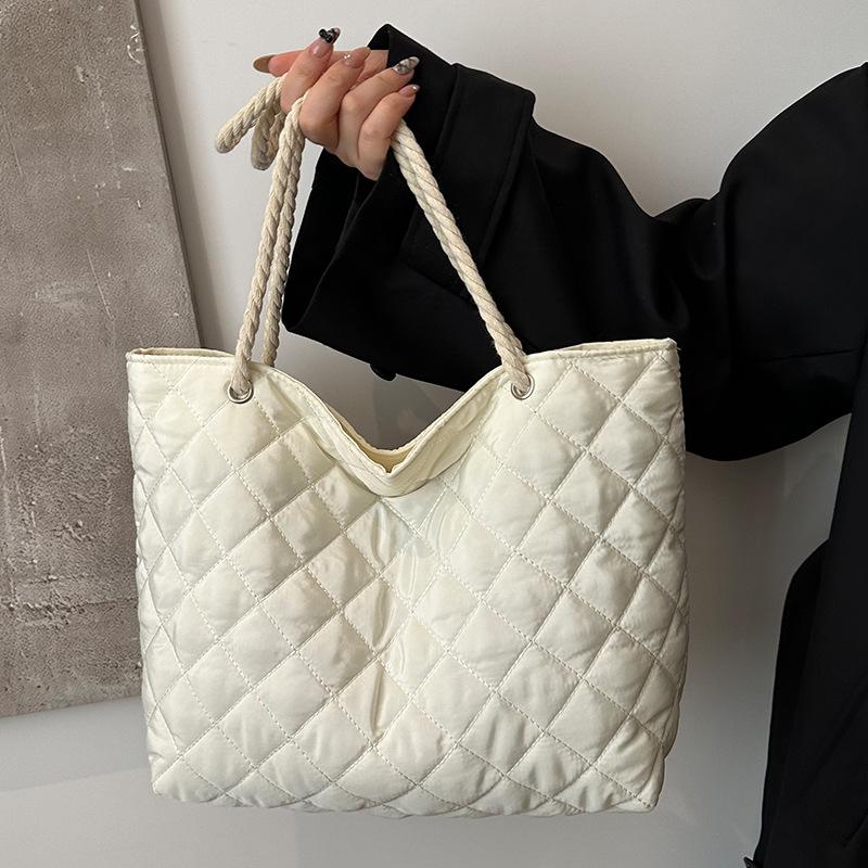 Large Capacity Tote Bag for Women Autumn and Winter New Fashion Diamond Shoulder Bag for Women Simple Fashion Underarm Bag for Women