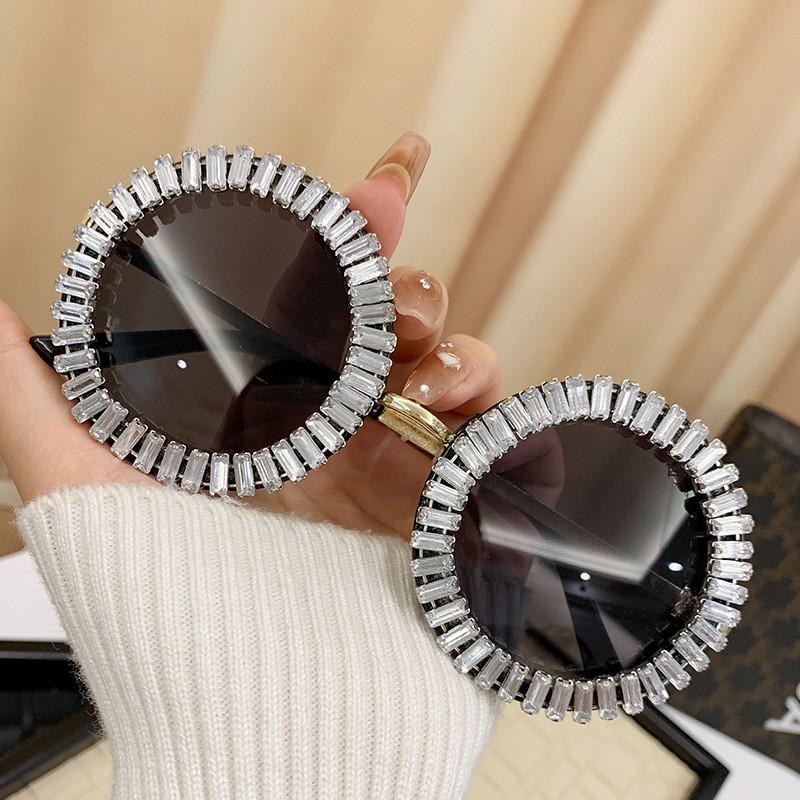 

Style Round Sunglasses With Metallic Frame And Gray Lenses For Festival And Casual Wear WhiteDiamondGray