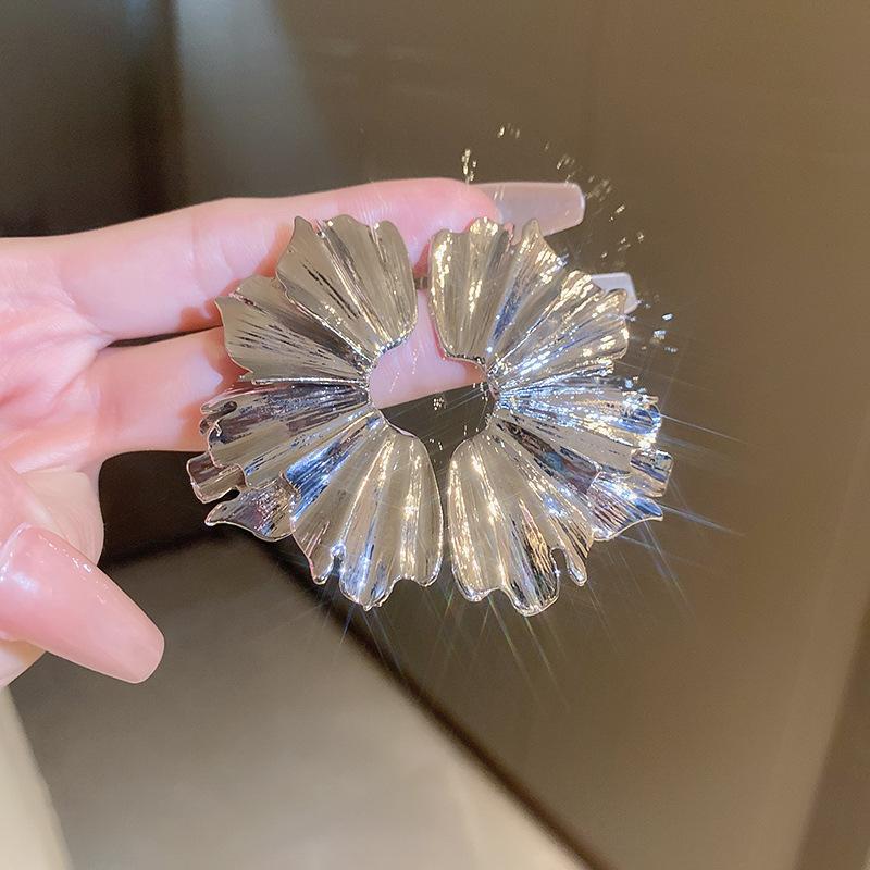 European and American metal wind hollow flower fishtail pearl earrings exaggerated temperament earrings heavy industry earrings