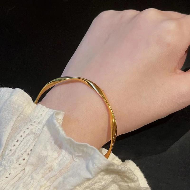 Stainless Steel Mobius Loop Bracelet Women Gold Plated Hypoallergenic Minimalist Geometry Jewelry