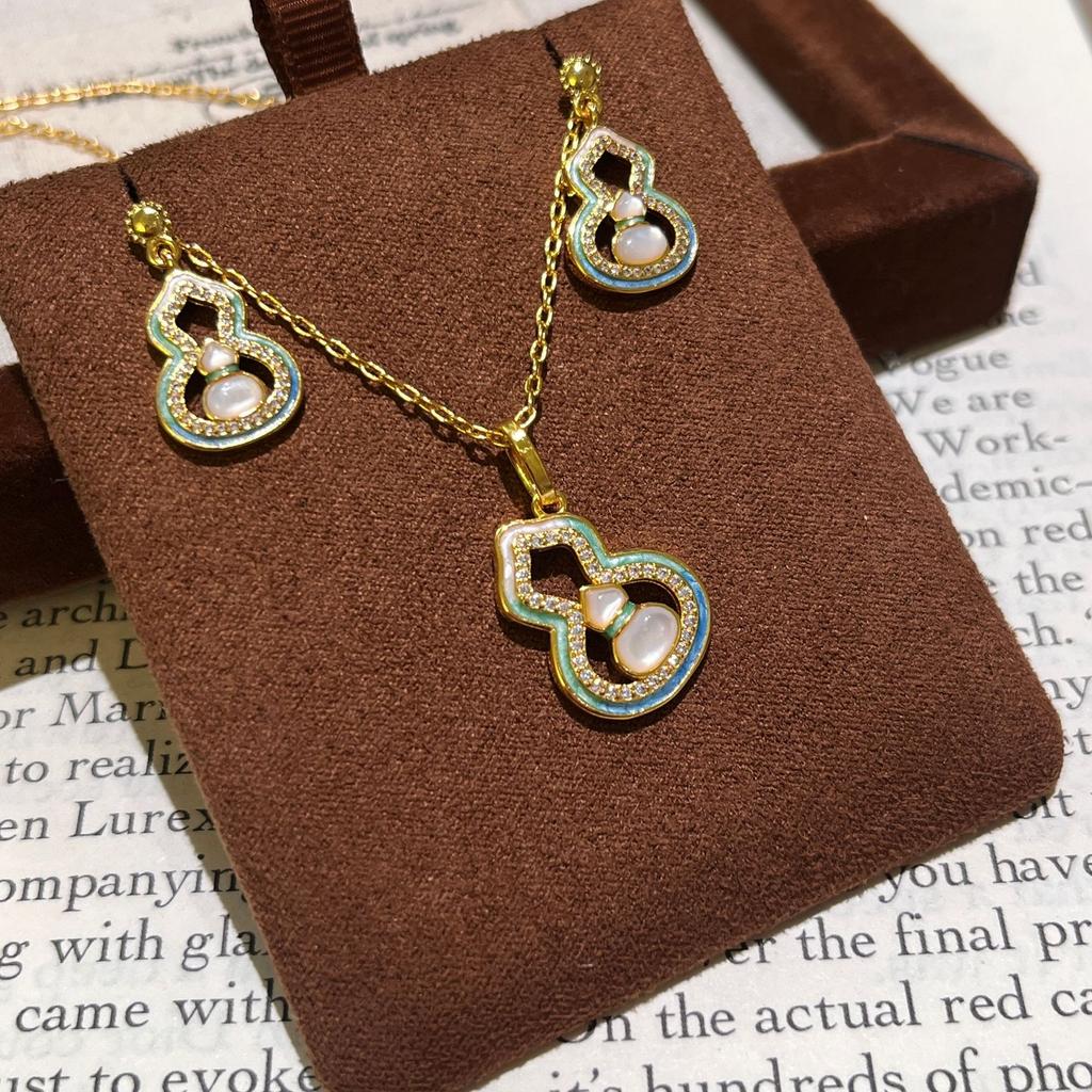 Natural White Shell Gradual Change Gourd Necklace Earrings Cold Premium Versatile Light Luxury Collarbone Chain Set