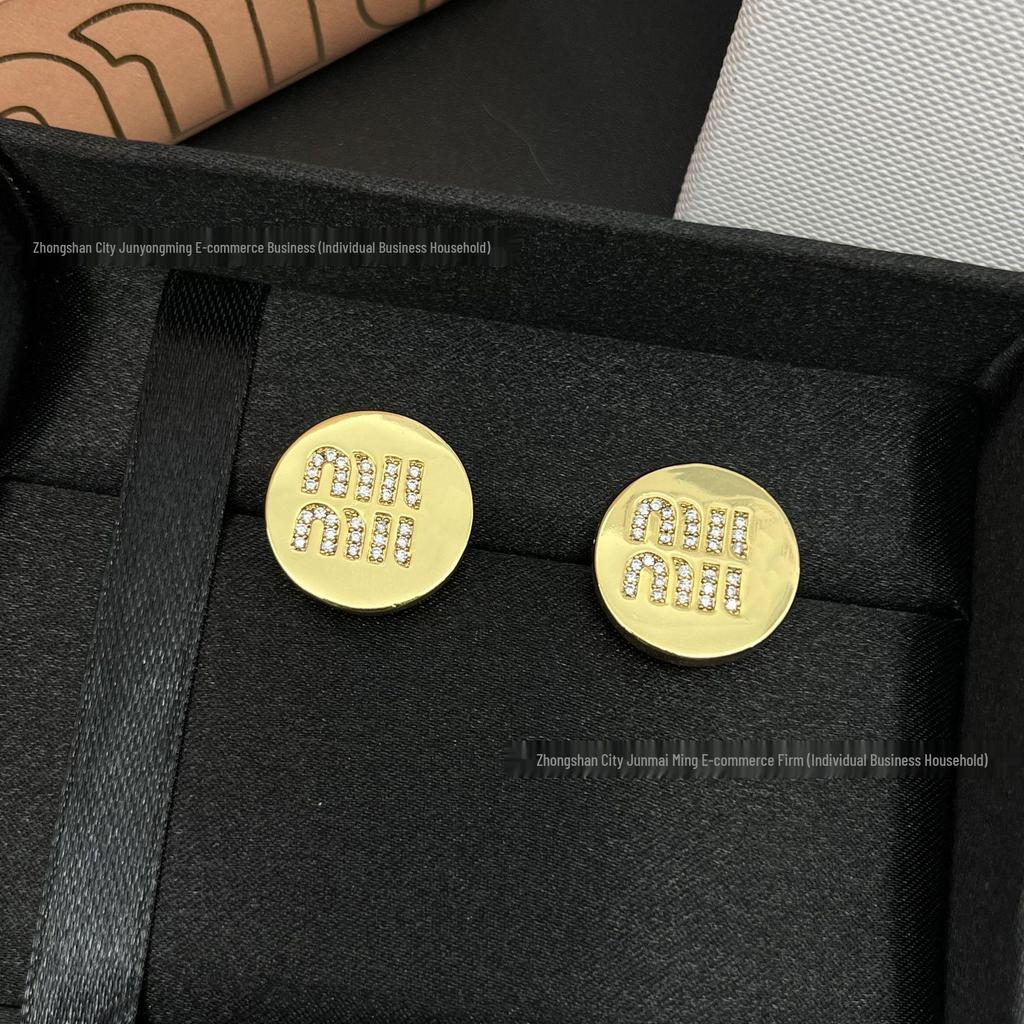 Mius zweireihige Kristall-Buchstaben 'Miu' Runde Kuchen-Steckohrringe: Süßer Stil für Damen und Mädchen